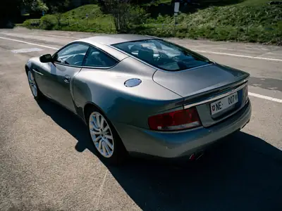 Aston Martin V12 Vanquish — Coupé sport légendaire, 470 ch et seulement 30 200 km — Miniatura 15