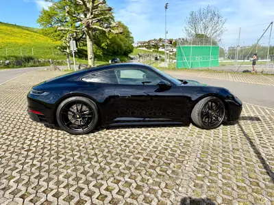 Porsche 911 Carrera 4 GTS — Coupé sportif haute performance, premier propriétaire, quasi neuf — fianco