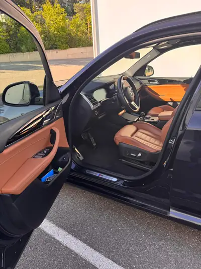 BMW X3 xDrive 30e M Sport — Hybride rechargeable, 32 500 km seulement — vista posteriore