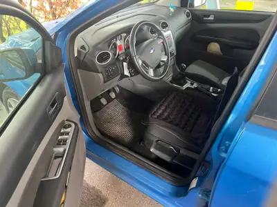 Ford Focus 1.8i Carving — Berline fiable, faible kilométrage, entretien économique — interni
