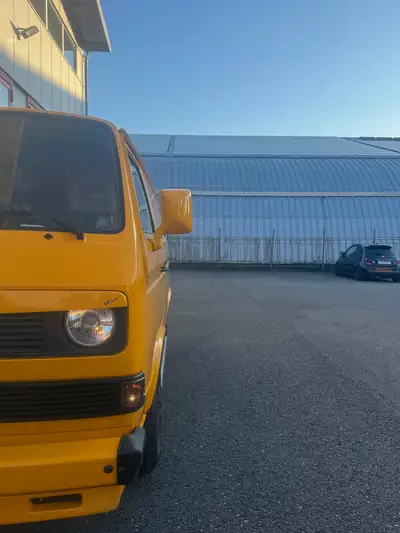 VW T3 Camper Yellow-Pearl — Classique culte des années 1980, diesel économique — rear view