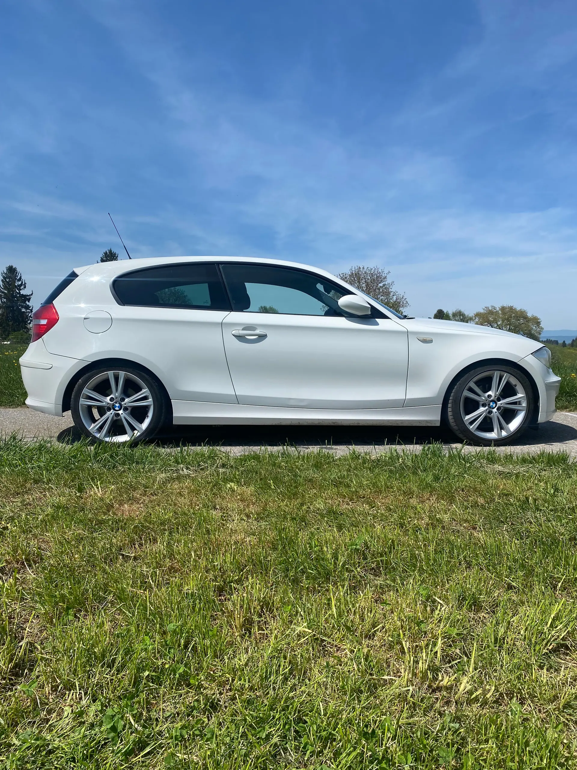 BMW 116i — Compacte urbaine performante, 95'600 km, essence manuelle — vista esterna
