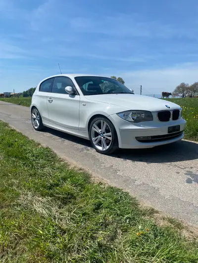 BMW 116i — Compacte urbaine performante, 95'600 km, essence manuelle — fianco