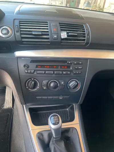 BMW 116i — Compacte urbaine performante, 95'600 km, essence manuelle — interni