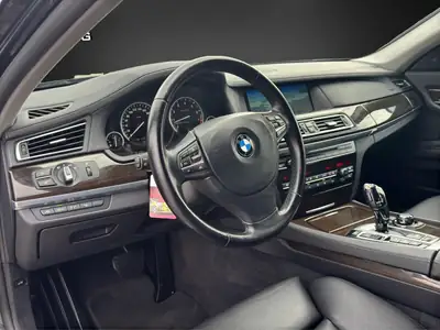 BMW 750i xDrive 2011 — Berline de prestige, 408 ch et transmission intégrale — Miniature 8