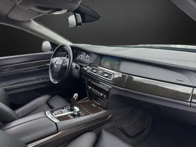 BMW 750i xDrive 2011 — Berline de prestige, 408 ch et transmission intégrale — Miniature 10