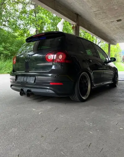 VW Golf R32 4Motion — 250 ch, transmission intégrale, sportive authentique — Seitenansicht