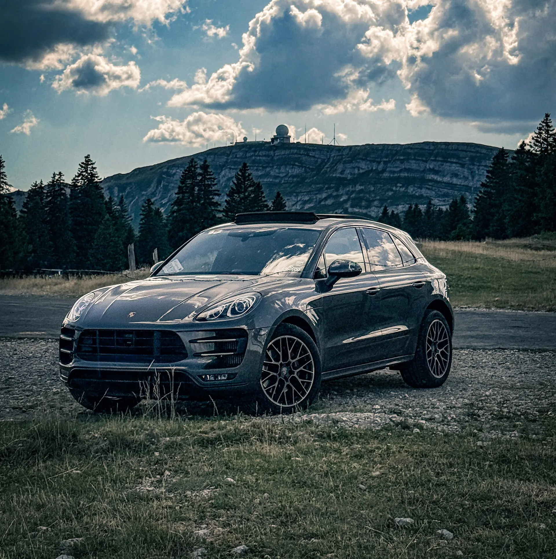 Porsche Macan Turbo 2014 — SUV sportif 400 ch, transmission intégrale, kilométrage modéré — vue extérieure