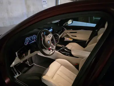 BMW M5 xDrive First Edition — Berline sport 600 ch, historique sans sinistre — tableau de bord