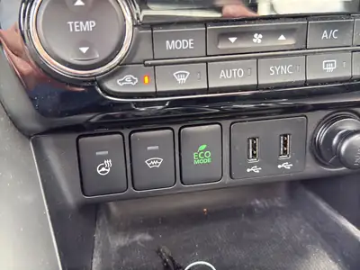 Mitsubishi Eclipse Cross 1.5 T-Mivec Style 4WD — SUV compact polyvalent, 4x4 intégral et caméra — Thumbnail 24