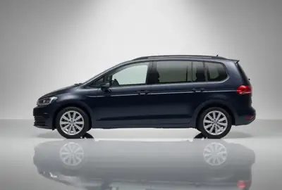VW Touran 1.6 TDI BlueMotion — Monospace familial économique et fiable — Seitenansicht