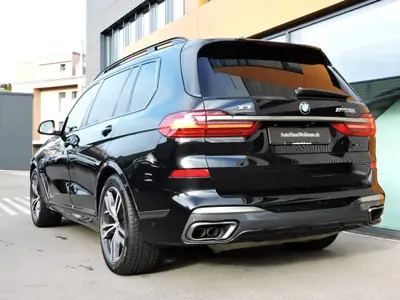BMW X7 M50i — SUV premium 7 places, 530 ch et équipements haut de gamme — rear view