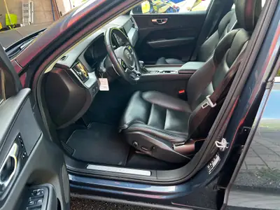 Volvo XC60 D4 AWD Inscription — SUV premium diesel, traction intégrale, 165000 km — interior