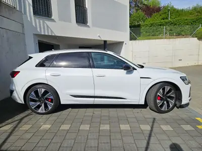 Audi Q8 e-tron 50 Black Edition — SUV électrique premium, très peu kilométré — Seitenansicht