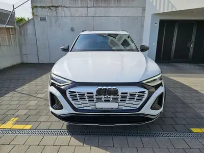 Audi Q8 e-tron 50 Black Edition — SUV électrique premium, très peu kilométré — Heckansicht