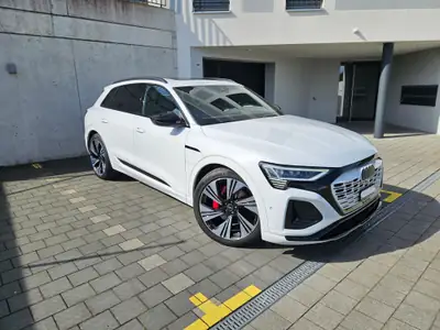 Audi Q8 e-tron 50 Black Edition — SUV électrique premium, très peu kilométré — Außenansicht