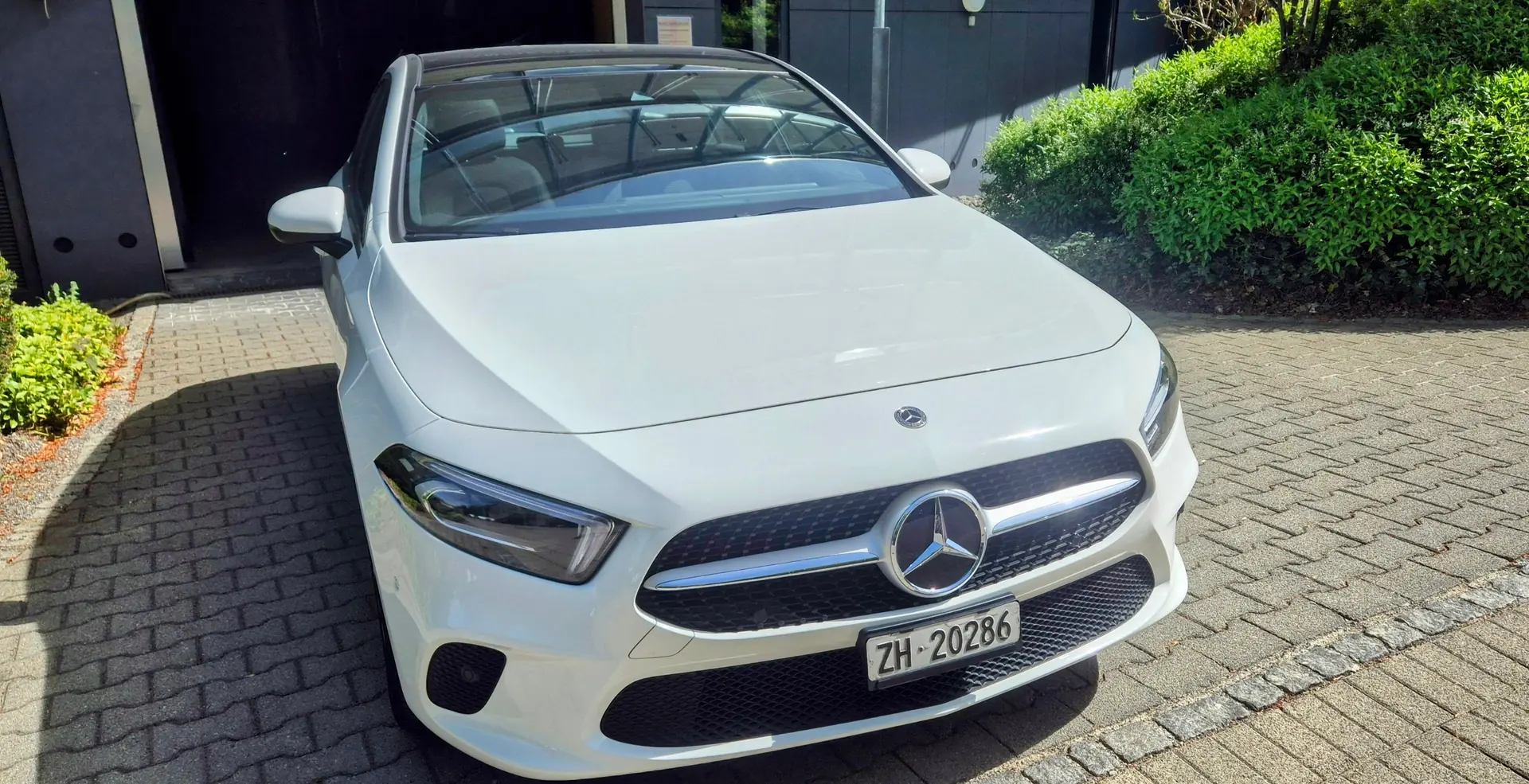Mercedes-Benz Classe A 220 — Berline compacte premium 4x4, 39 600 km seulement — Außenansicht