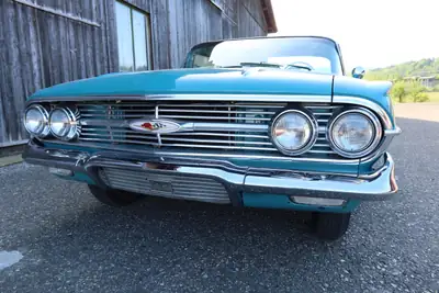 Chevrolet Impala 1960 — Icône américaine turquoise, 350 ch et transmission automatique — côté