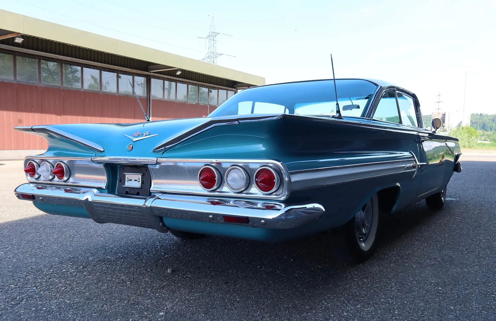 Chevrolet Impala 1960 — Icône américaine turquoise, 350 ch et transmission automatique