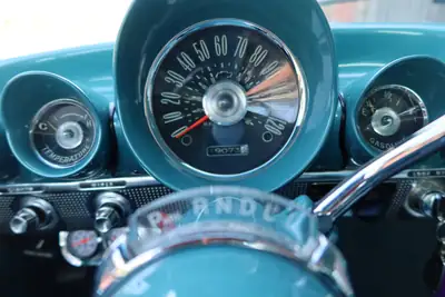 Chevrolet Impala 1960 — Icône américaine turquoise, 350 ch et transmission automatique — tableau de bord