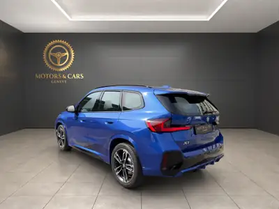 BMW X1 xDrive 23i 48V M Sport — Hybride léger, 12 600 km, toit panoramique — Heckansicht