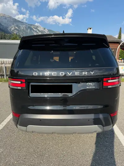 Land Rover Discovery 3.0 SDV6 HSE — SUV premium 7 places, toit panoramique, équipement complet — Heckansicht