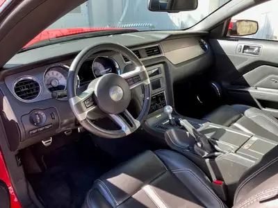 Ford Mustang 4.6 V8 GT Premium — Légendaire coupé américain, état impeccable — interni