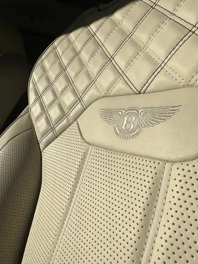 Bentley Bentayga V8 First Edition — SUV ultra-luxe, 550 ch, 40'000 km seulement — Miniature 9
