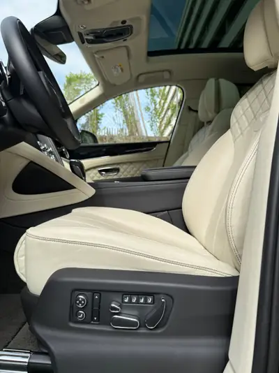 Bentley Bentayga V8 First Edition — SUV ultra-luxe, 550 ch, 40'000 km seulement — Miniature 10