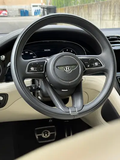 Bentley Bentayga V8 First Edition — SUV ultra-luxe, 550 ch, 40'000 km seulement — Miniature 11