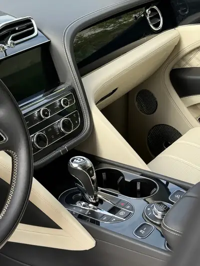 Bentley Bentayga V8 First Edition — SUV ultra-luxe, 550 ch, 40'000 km seulement — Miniature 12