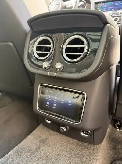 Bentley Bentayga V8 First Edition — SUV ultra-luxe, 550 ch, 40'000 km seulement — Miniature 15