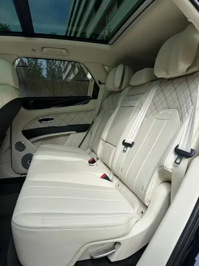 Bentley Bentayga V8 First Edition — SUV ultra-luxe, 550 ch, 40'000 km seulement — Miniature 16
