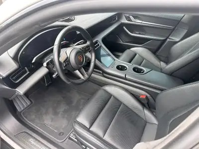 Porsche Taycan Cross Turismo Turbo S — Performance électrique 625 ch, 33 900 km seulement — Miniature 13