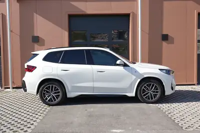 BMW X1 sDrive 18i M Sport — SUV compact dynamique, faible kilométrage, équipé intelligemment — intérieur