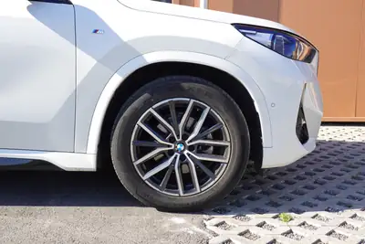 BMW X1 sDrive 18i M Sport — SUV compact dynamique, faible kilométrage, équipé intelligemment — tableau de bord