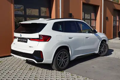 BMW X1 sDrive 18i M Sport — SUV compact dynamique, faible kilométrage, équipé intelligemment — Miniature 7