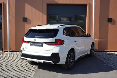 BMW X1 sDrive 18i M Sport — SUV compact dynamique, faible kilométrage, équipé intelligemment — Miniature 8