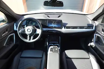 BMW X1 sDrive 18i M Sport — SUV compact dynamique, faible kilométrage, équipé intelligemment — Miniature 11
