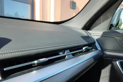 BMW X1 sDrive 18i M Sport — SUV compact dynamique, faible kilométrage, équipé intelligemment — Miniature 16