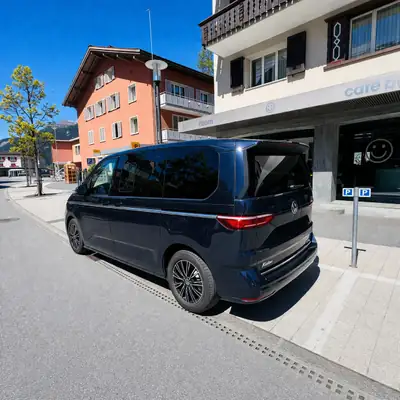 VW T7 Multivan 1.4 eHybrid — Monospace 7 places, hybride rechargeable et économe — Heckansicht