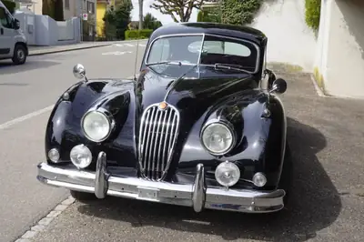 Jaguar XK140 Coupé 1955 — Légende britannique, statut vétéran, 210 ch authentiques — vue extérieure