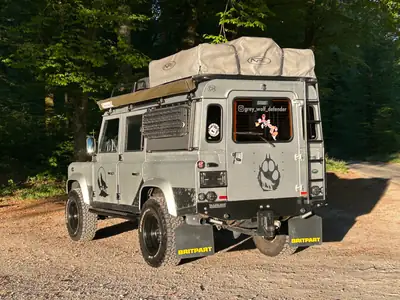Land Rover Defender 110 SW 2.5 Td5 — L'aventurier polyvalent, historique et fiable — Heckansicht