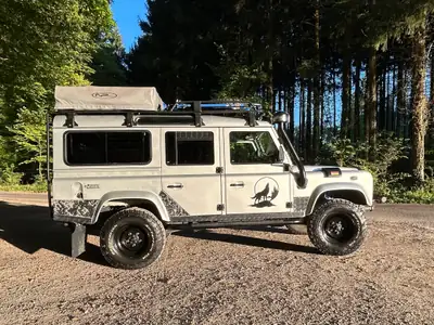 Land Rover Defender 110 SW 2.5 Td5 — L'aventurier polyvalent, historique et fiable — Seitenansicht