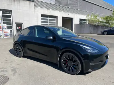 Tesla Model Y Performance Dual Motor — SUV électrique haute performance, 49'000 km — côté