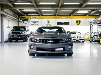 Chevrolet Camaro SS 2010 — Muscle car légendaire, 405 ch et très faible kilométrage — côté
