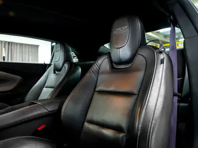 Chevrolet Camaro SS 2010 — Muscle car légendaire, 405 ch et très faible kilométrage — Miniature 16