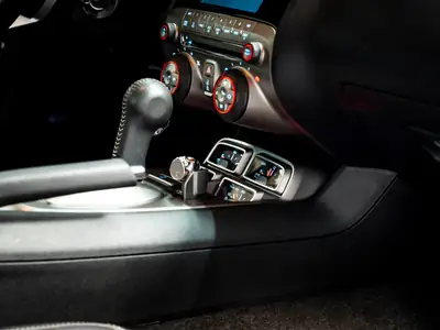 Chevrolet Camaro SS 2010 — Muscle car légendaire, 405 ch et très faible kilométrage — Miniature 25