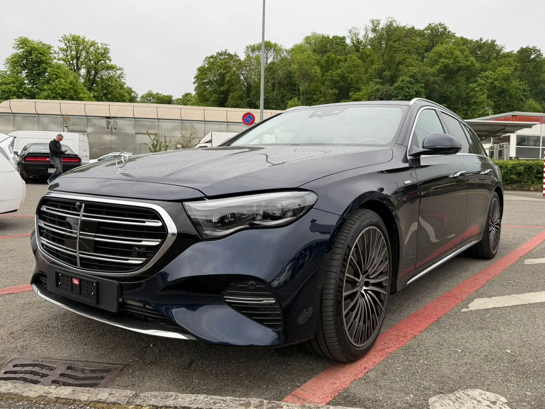 Mercedes-Benz E 300 e T-Modell — Break hybride rechargeable, 313 ch, très peu kilométré — Außenansicht