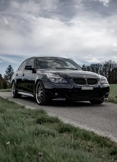 BMW 530i 2007 — Berline premium sans accident, motorisation performante — fianco